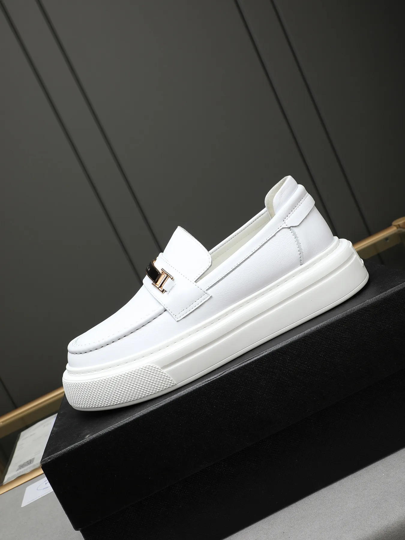 Men's Men's Shoes 💰500 Prada/Prada Men's new casual shoes, this upper is made of imported calfskin + sheep lining! The outsole is made of non-slip foam outsole, which feels good on your feet and is a fashionable and stylish item!  Size: 38-44 (45 customized)